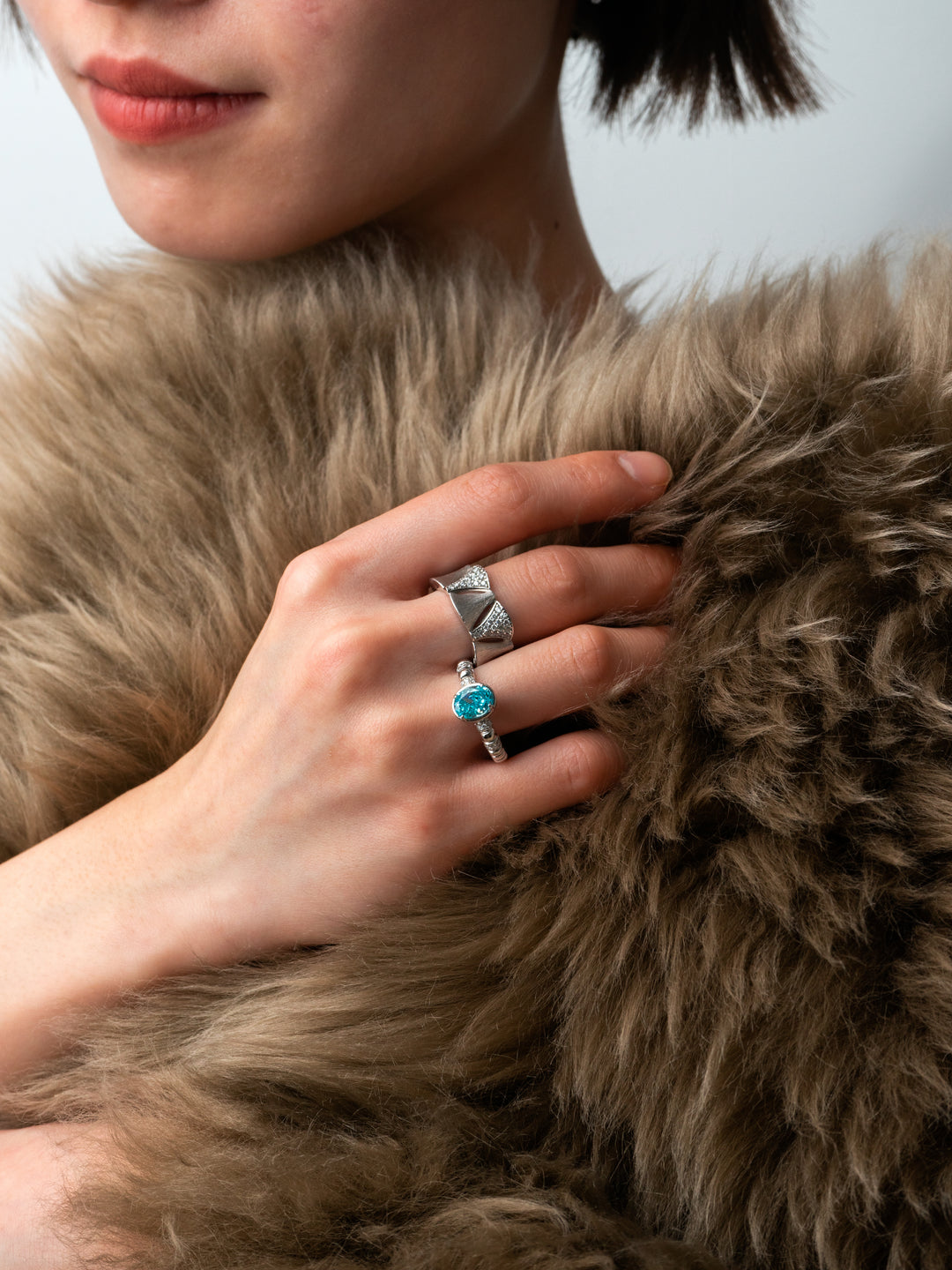 Exquisite Lattice Ring