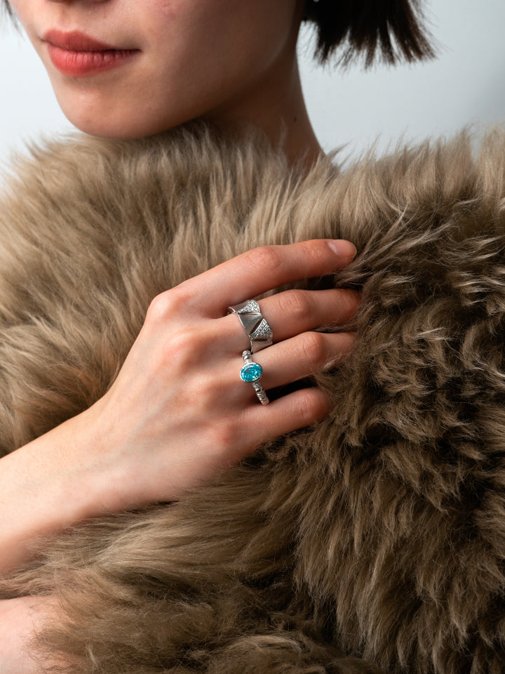Exquisite Lattice Ring
