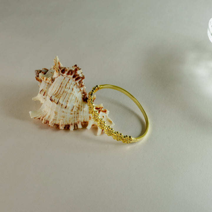 Abundant Blossoms Bracelet in Gold-Plated Brass - BE FRUITFUL